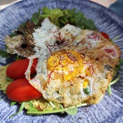 Café Menthe - Avocado Brot mit Tomaten, frischen Kräutern und Spiegelei (12 €)