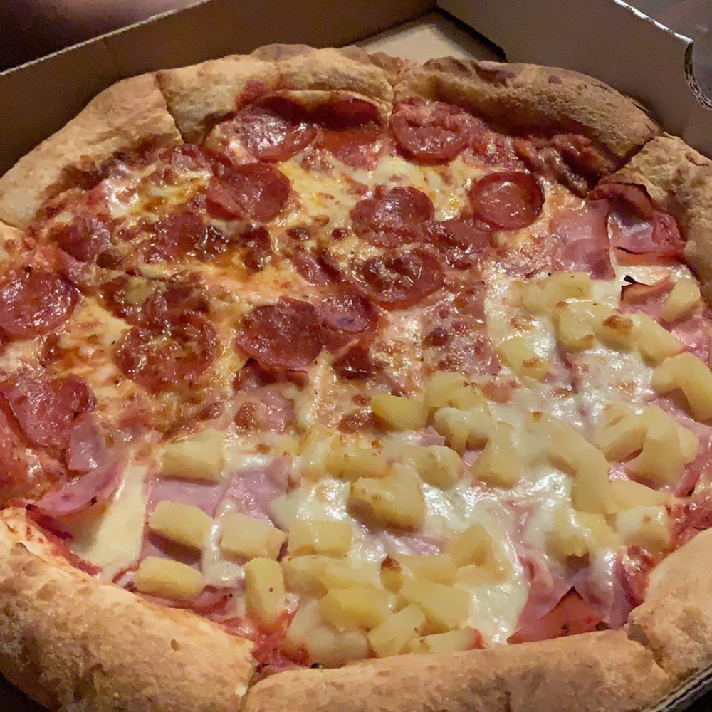 Half Hawaiian pizza and half pepperoni. Amazing!!!!!! Half Hawaiian pizza and half pepperoni. Amazing!!!!!!