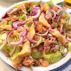 Pizzeria Fausto - Chefsalat mit Tunfisch und Garnelen