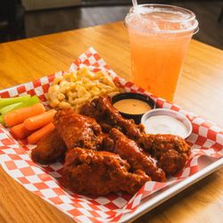 Supreme Wings - Tukwila - 7 pc Honey BBQ wings, mac & cheese, and Strawberry lemonade