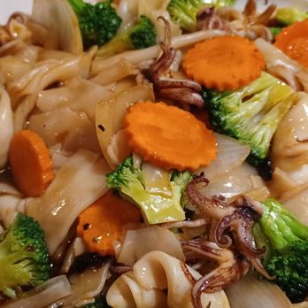 E Noodles - Black bean chow fan with calamari. Ah.maz.ing. - Noodles Near Me - Concord, North Carolina E Noodles - Black bean chow fan with calamari. Ah.maz.ing. - Noodles Near Me - Concord, North Carolina