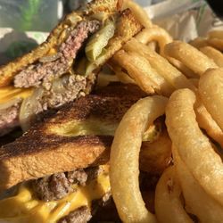 Oceanside Beach Bar and Grill - Smashburger rare with onion rings