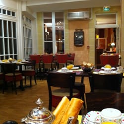 Hôtel Churchill - Breakfast room next to lobby.