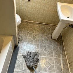 Dean’s Cleaning Services - Clean bathroom