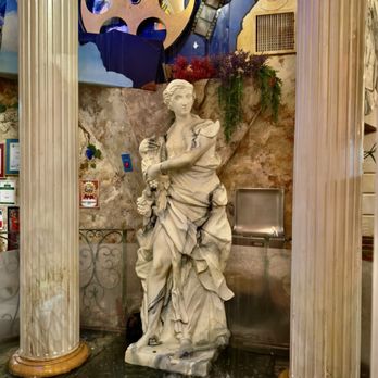 Saggios - Fountain inside the restaurant - Italian Near Me - Albuquerque, New Mexico