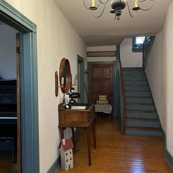 Osceola Mill House - Entry hallway - Bed & Breakfast Near Me - Gordonville, Pennsylvania Osceola Mill House - Entry hallway - Bed & Breakfast Near Me - Gordonville, Pennsylvania