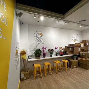 Happy Lemon - Pearlridge - Little hang out area - Bubble Tea Near Me - Aiea, Hawaii