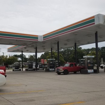7-Eleven - a gas station with cars parked in front of it - Convenience Stores Near Me - Sarasota, Florida
