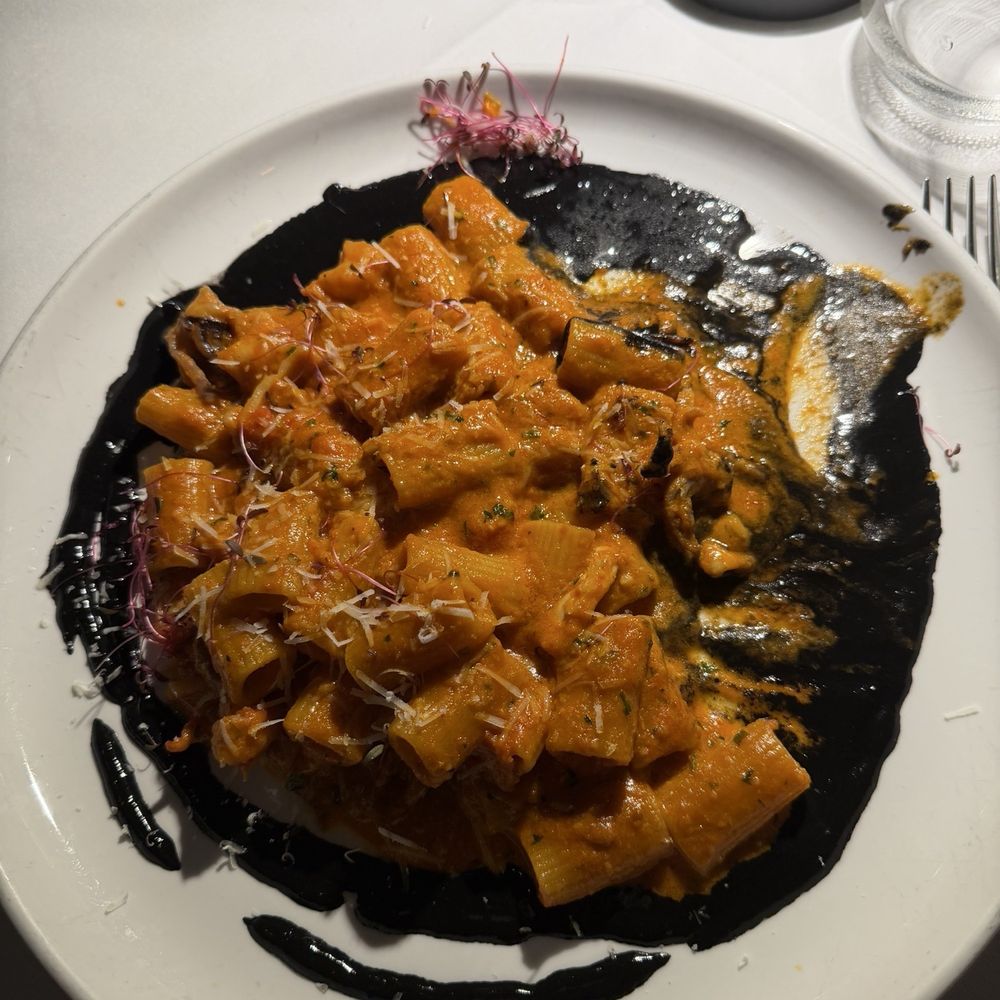 Mezzi Rigatoni Calamari e Burrata