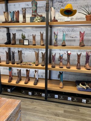 Ariat Brand Shop 26 Photos 12 Reviews Women S Clothing 714 W Shaw Ave Fresno Ca United States Phone Number Yelp