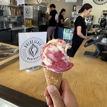 Hoche Glacé - Raspberry frozen yogurt - Ice Cream & Frozen Yogurt Near Me - Montreal, Quebec