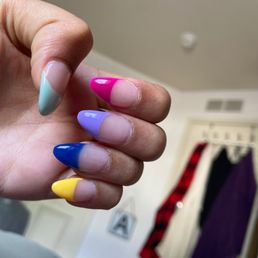 Worst nail salon I've ever been too I always get almond shape and I don't know what in the freakin world is this