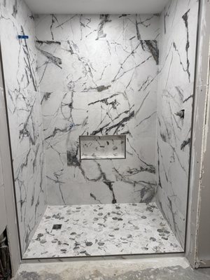 Carmen & Elianas General Construction Logo