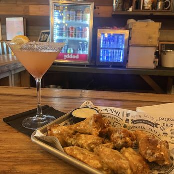 The Parched Oak - Garlic parm wings - American Near Me - Deland, Florida