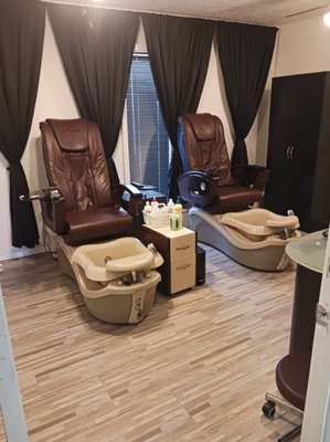 The Tiger's Den (For Men) - We welcome men to come and enjoy a relaxing manicure and pedicure with one on one concierge treatment.
At Bliss Day Spa, we offer men's manicures, pedicures, spa manicures, and spa pedicures to give our male clients a chance to indulge in some relaxation and grooming. Our skilled nail technicians will clean, trim, and shape your nails to perfection, while also addressing any rough skin or calluses. We use high-quality products to ensure your nails are healthy, strong, and looking their best. Our spa environment is comfortable and welcoming, allowing you to sit back, relax, and enjoy the pampering experience. The Tiger's Den (For Men) - We welcome men to come and enjoy a relaxing manicure and pedicure with one on one concierge treatment.
At Bliss Day Spa, we offer men's manicures, pedicures, spa manicures, and spa pedicures to give our male clients a chance to indulge in some relaxation and grooming. Our skilled nail technicians will clean, trim, and shape your nails to perfection, while also addressing any rough skin or calluses. We use high-quality products to ensure your nails are healthy, strong, and looking their best. Our spa environment is comfortable and welcoming, allowing you to sit back, relax, and enjoy the pampering experience.