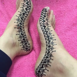 Beautiful henna - mehndi!   These women are artists!!
