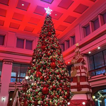The Marshall Field's Walnut Room - 2024 Christmas Tree at the Walnut Room - American Near Me - Chicago, Illinois