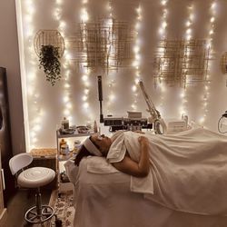 Mona’s Threading N Skincare - Facial time !