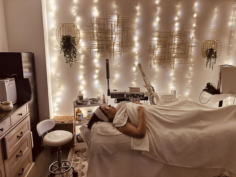 Mona’s Threading N Skincare Logo