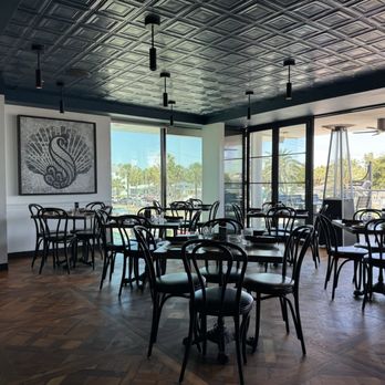 Speaks Clam Bar - St. Armands Circle - Second floor seating - Seafood Near Me - Sarasota, Florida