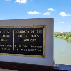 Progresso International Bridge - The international boundary on the bridge