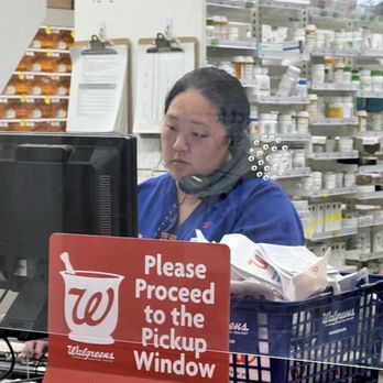 Walgreens - Terrible customer service. - Cosmetics & Beauty Supply Near Me - Palmdale, California