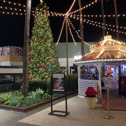 They have SANTA!!!