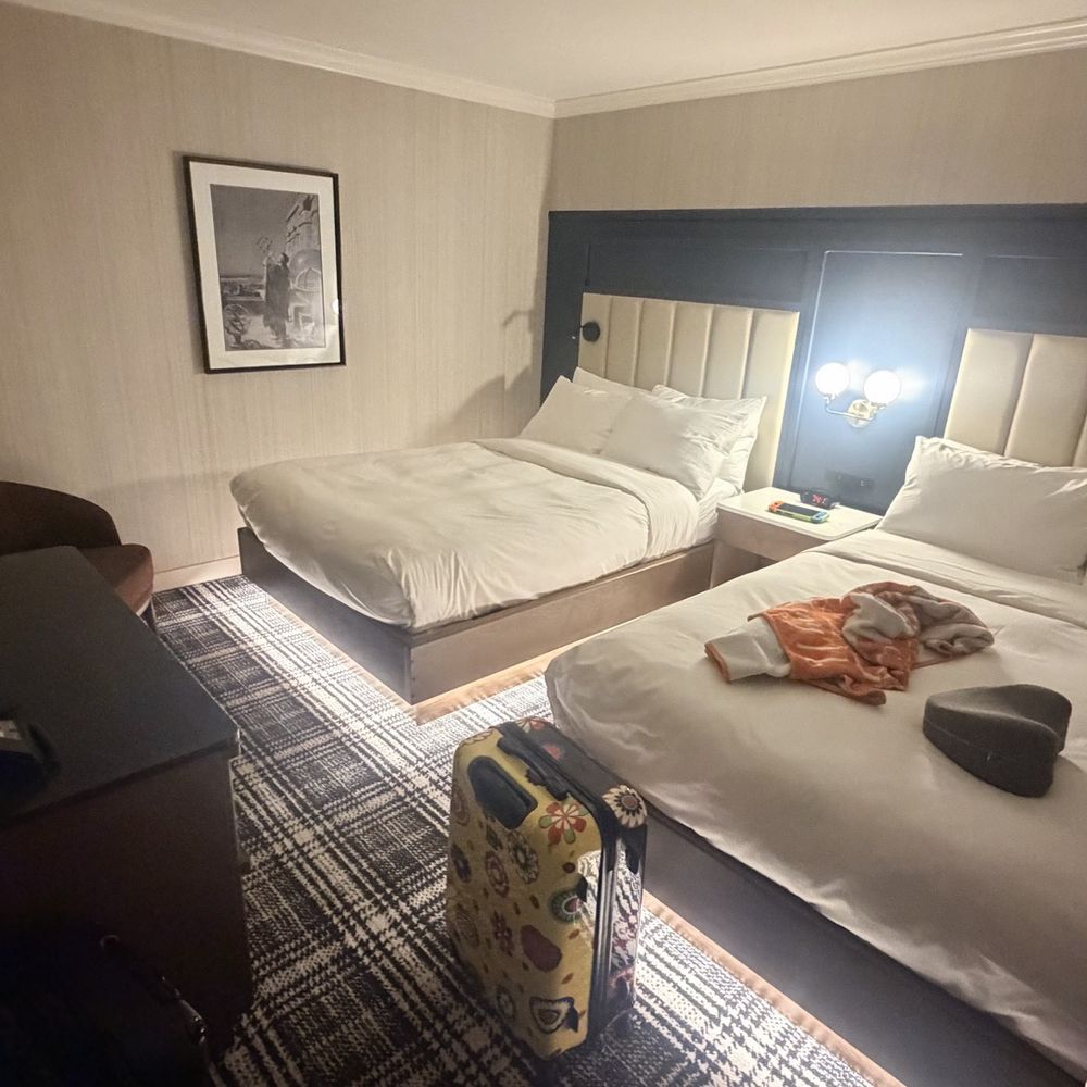 DoubleTree by Hilton North Vancouver - Two Double Suite w/ kitchenette - Hotels Near Me - North Vancouver, British Columbia