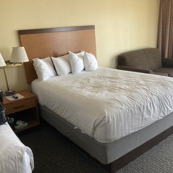 The Allred - Jr suite, 2 Queens and sofa bed - Hotels Near Me - Newport, Oregon