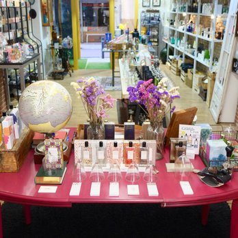 Isidro - La mesa de los perfumes de autor - Cosmetics & Beauty Supply Near Me - Barcelona, B