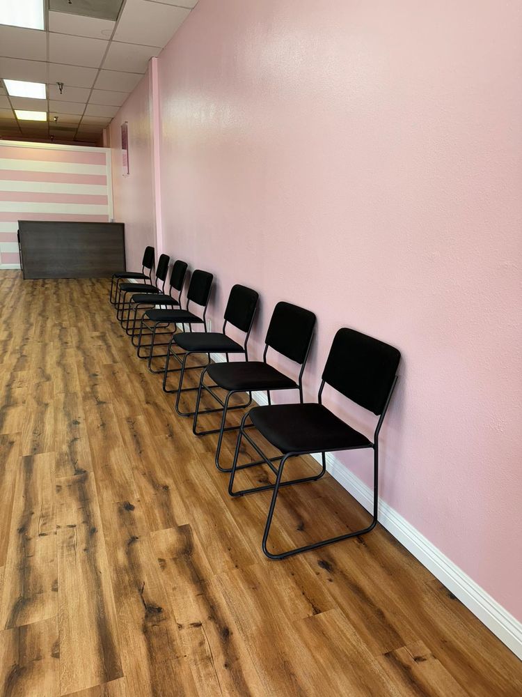 Royal Threading Logo