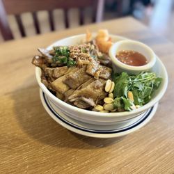 Pho Ivy - E6. Grilled Pork, Shrimp & Egg Roll Over Vermicelli