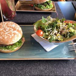 Hans im Glück - "Feurig" Burger mit Beilagensalat