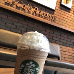 Starbucks - Le petit coin du Starbucks pour ceux qui ont le goût de parler ou faire des rencontres! Le café raconte!