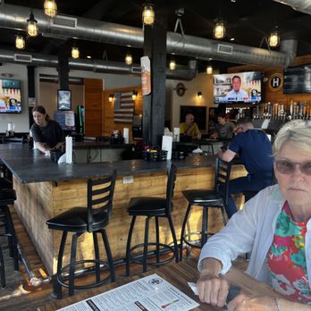 Beer Snobs - Comfortable atmosphere at a table or the bar. - American Near Me - Hartland, Wisconsin Beer Snobs - Comfortable atmosphere at a table or the bar. - American Near Me - Hartland, Wisconsin