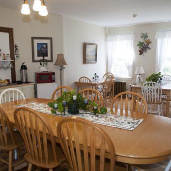 Candlebay Inn - Dining Room - Bed & Breakfast Near Me - Freeport, Maine Candlebay Inn - Dining Room - Bed & Breakfast Near Me - Freeport, Maine