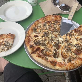 THE LOOP RESTAURANT - Pizza with 4 toppings - Pizza Near Me - Jacksonville, Florida THE LOOP RESTAURANT - Pizza with 4 toppings - Pizza Near Me - Jacksonville, Florida