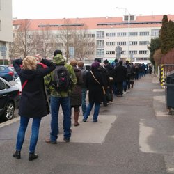 Dejvické divadlo - DD - fronta na lístky až za roh