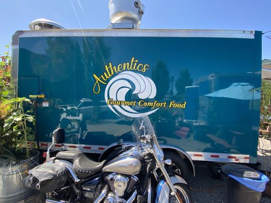 Milwaukie Station Food Cart Pod by null