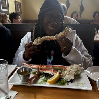 Salty Siren Eats & Tap House - Yummy crab legs! - American Near Me - Skagway, Alaska