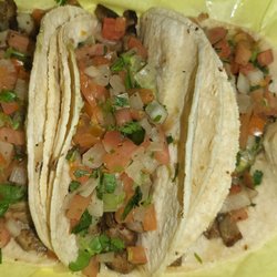 los 3 betos - Carnitas tacos