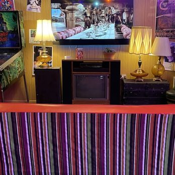 Gizmo's Retrocade & Eatery - Retro living room set up. - Fast Food Near Me - Astoria, Oregon Gizmo's Retrocade & Eatery - Retro living room set up. - Fast Food Near Me - Astoria, Oregon