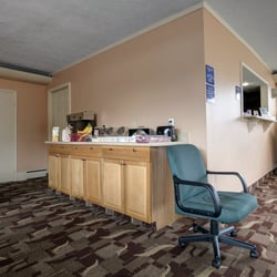 Americas Best Value Inn Bradford - Breakfast Lobby