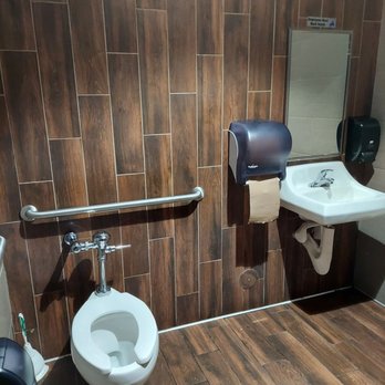 Me-n-Ed's Pizzeria - CLEAN BATHROOMS! - Pizza Near Me - Clovis, California