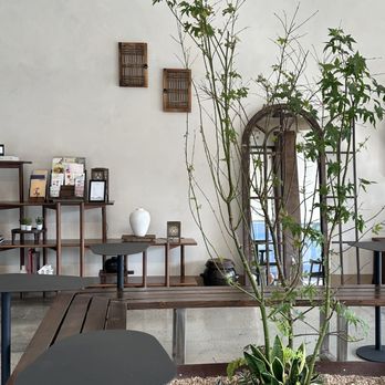 Way Home Coffee - Indoor seating - Coffee & Tea Near Me - Los Angeles, California Way Home Coffee - Indoor seating - Coffee & Tea Near Me - Los Angeles, California