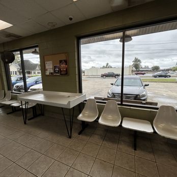 Swift Street Laundry & Auto Spa - Numerous seating options available as well as folding tables - Laundromat Near Me - Perry, Georgia Swift Street Laundry & Auto Spa - Numerous seating options available as well as folding tables - Laundromat Near Me - Perry, Georgia