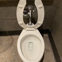 It's dirty looks like it hasn't been cleaned in days!!! It's dirty looks like it hasn't been cleaned in days!!!