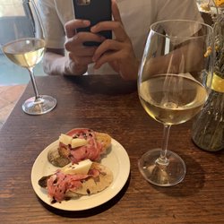 Il Santino - Crostini and white wine