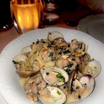 Funke - LINGUINE ALLE VONGOLE - Italian Near Me - Beverly Hills, California