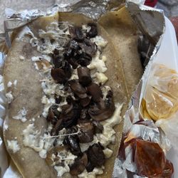 Quesadillas de la Colonia - Inside of the champiñones quesadilla